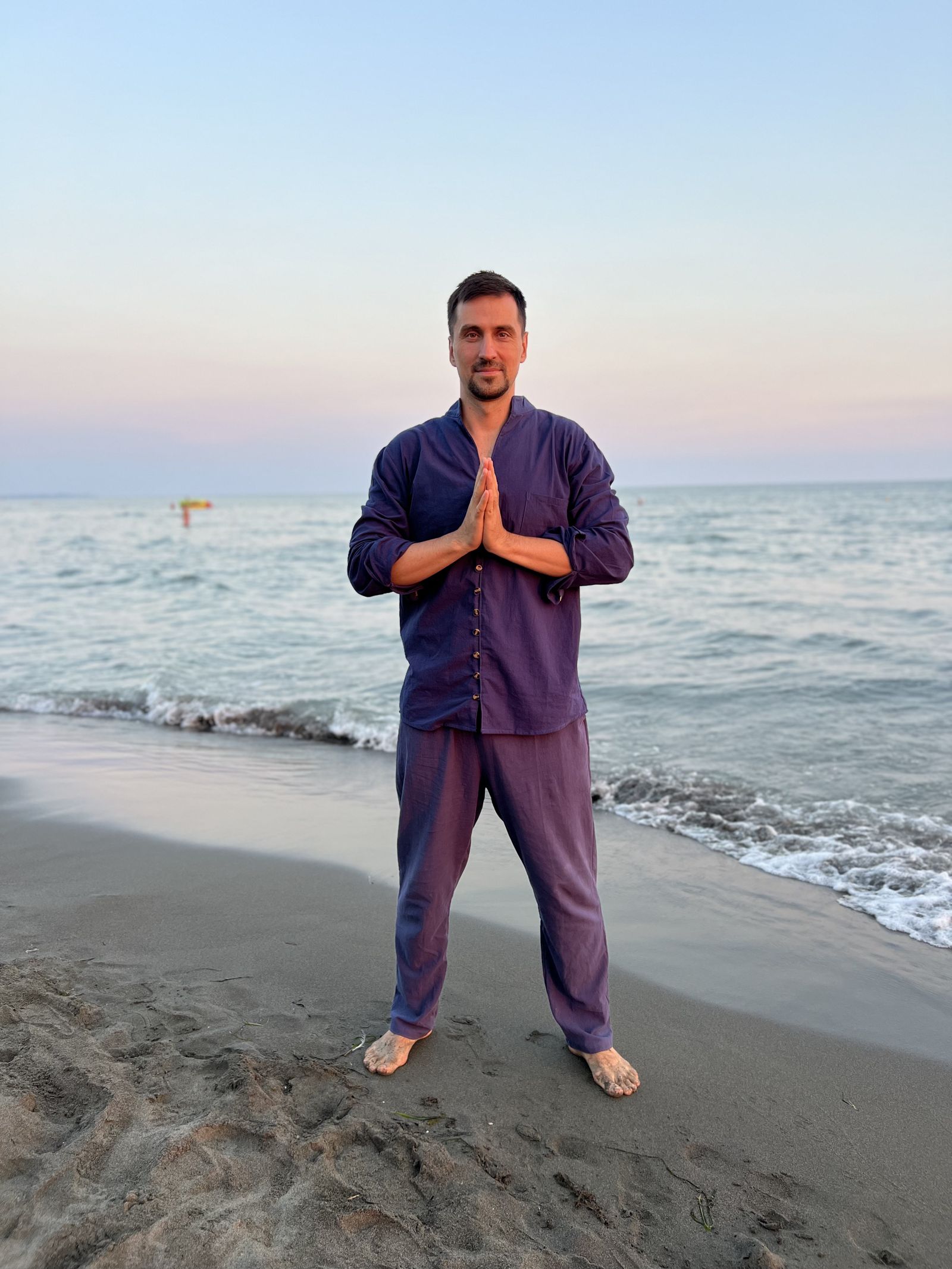 Fedor Simonov am Meer bei Sonnenuntergang