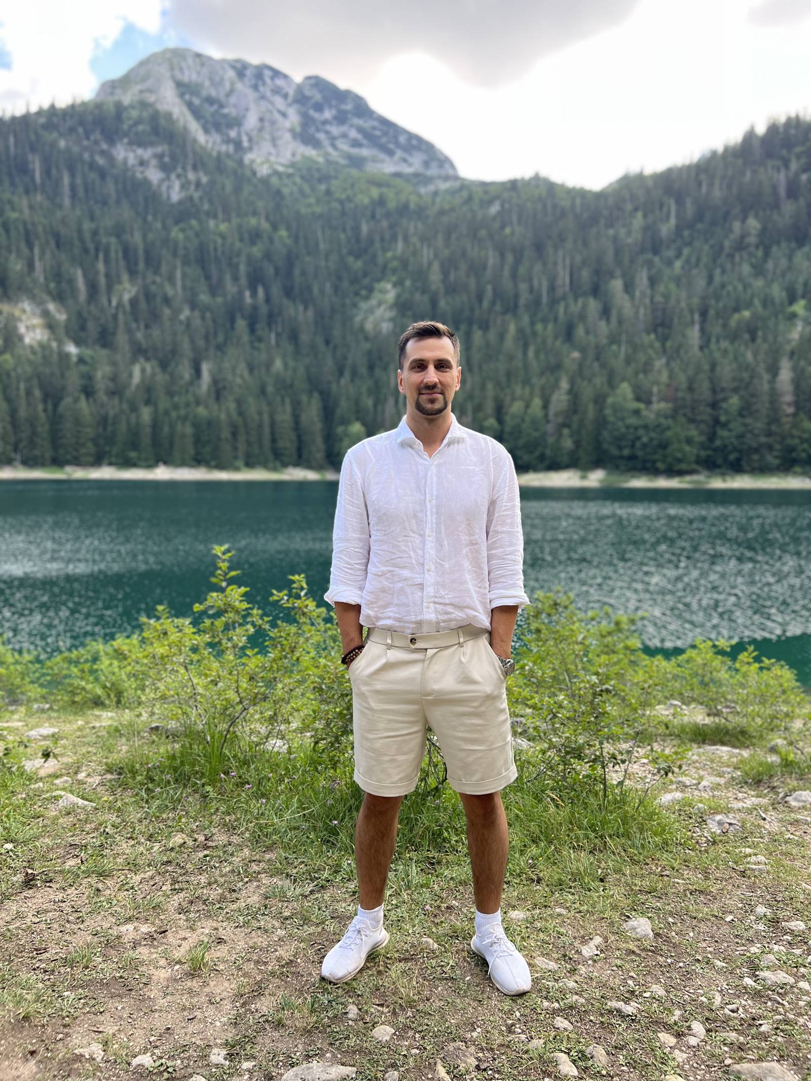 Fedor Simonov an einem Bergsee in Montenegro