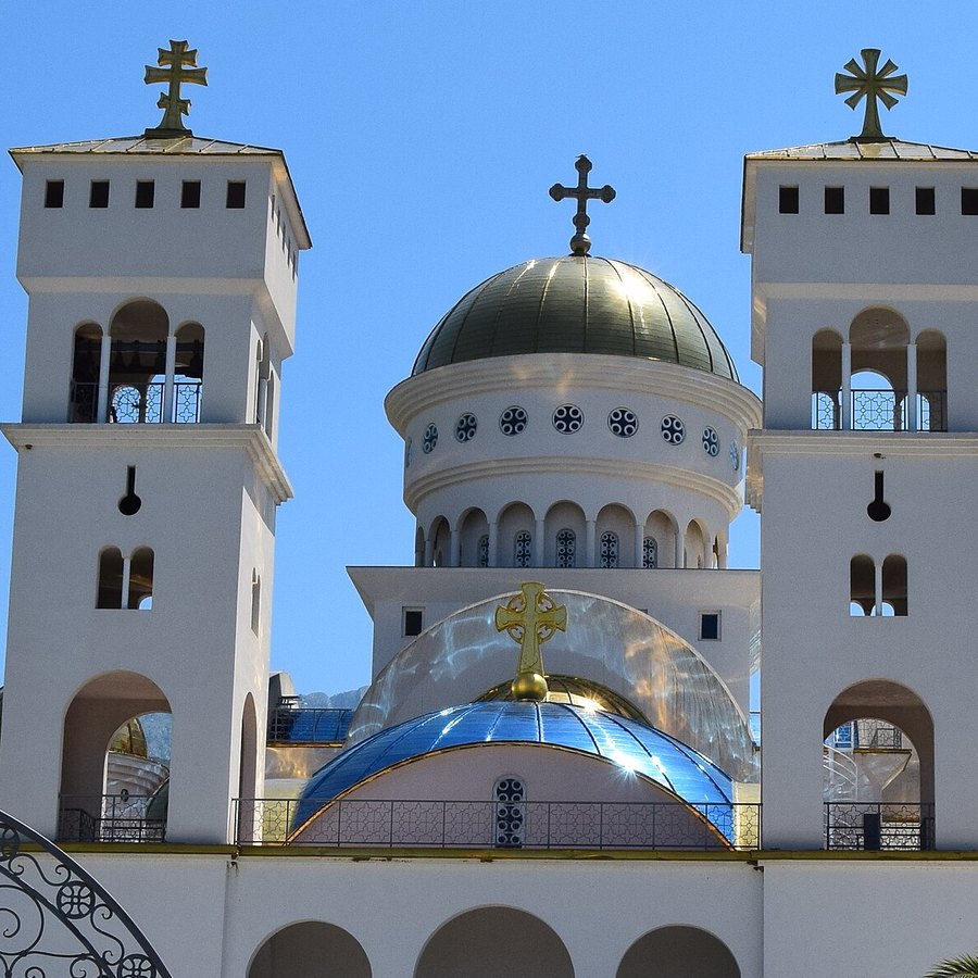 Die Kathedrale des heiligen Jovan Vladimir in Bar mit goldener Kuppel und Glockentürmen