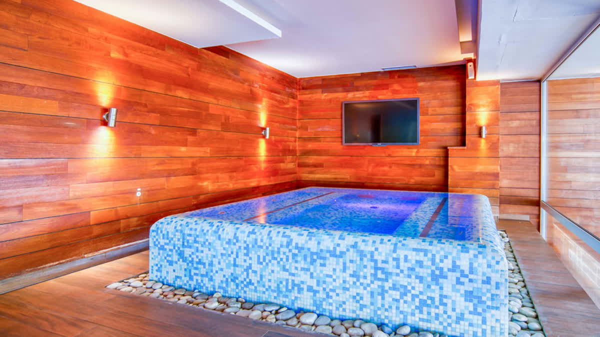 Hallenbad im Wellnessbereich des Hotels Palas