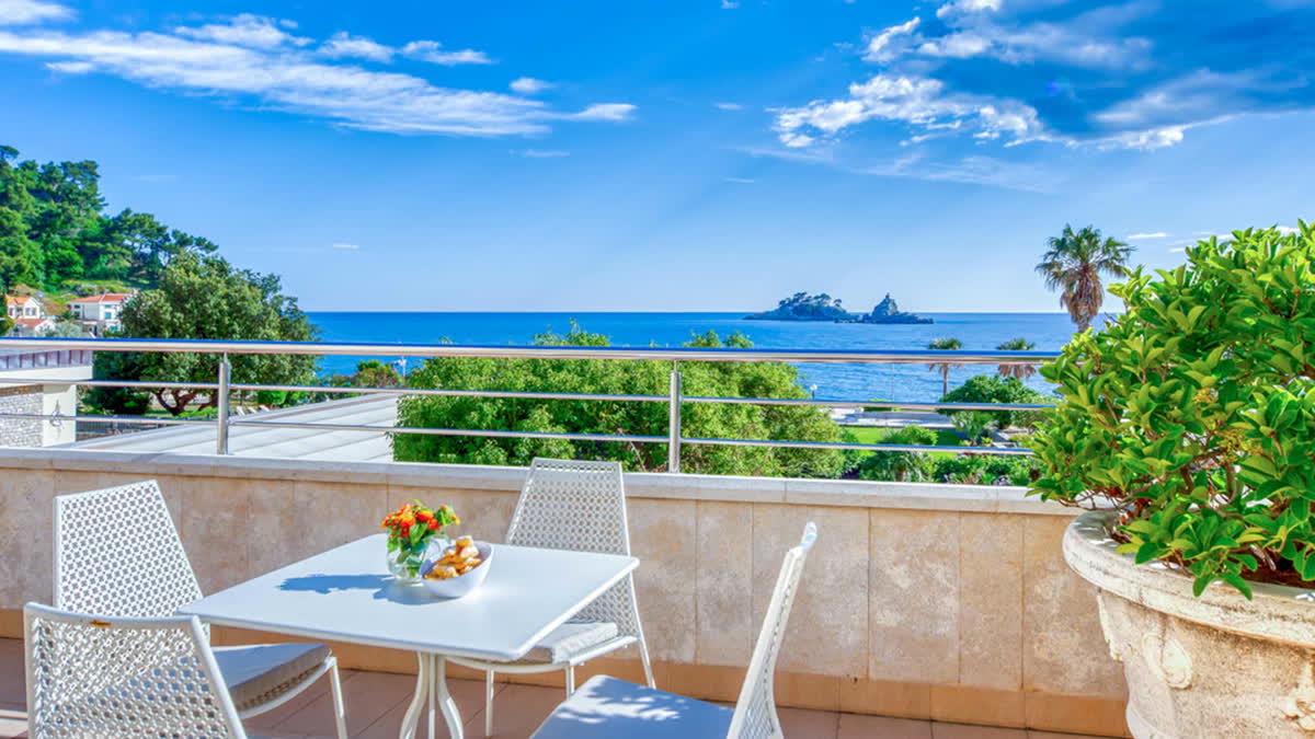 Terrasse des Hotels Palas mit Blick auf die Bucht und die Insel Katič
