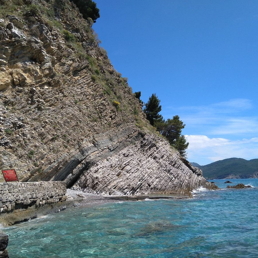 Klares Wasser in einer Felsbucht am Weg nach Lučice