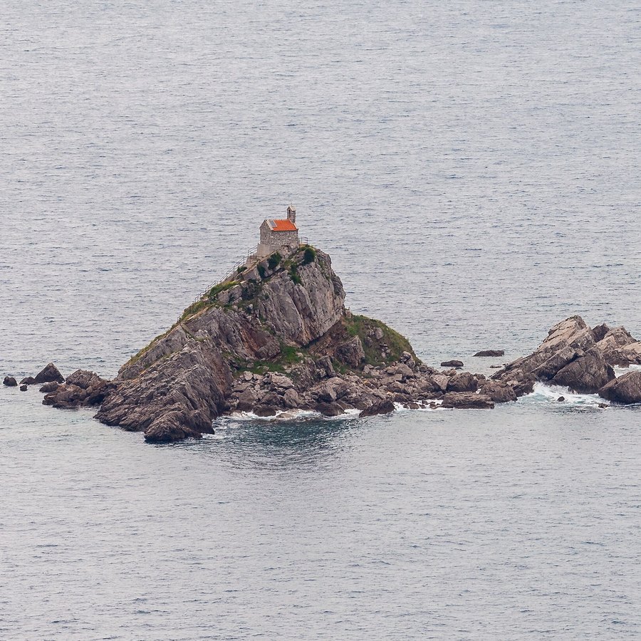 Die Inseln Katič und Sveta Nedjelja mit ihren Kapellen vor Petrovac