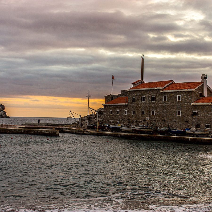 Die venezianische Festung Kastio am Strand von Petrovac im Abendlicht