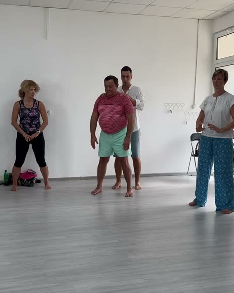 Gruppe übt im Stehen Qigong für die Augen