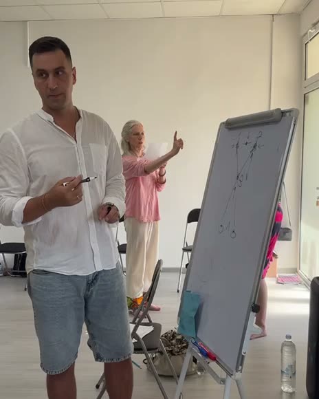 Fedor Simonov erklärt am Flipchart, wie das Sehen funktioniert