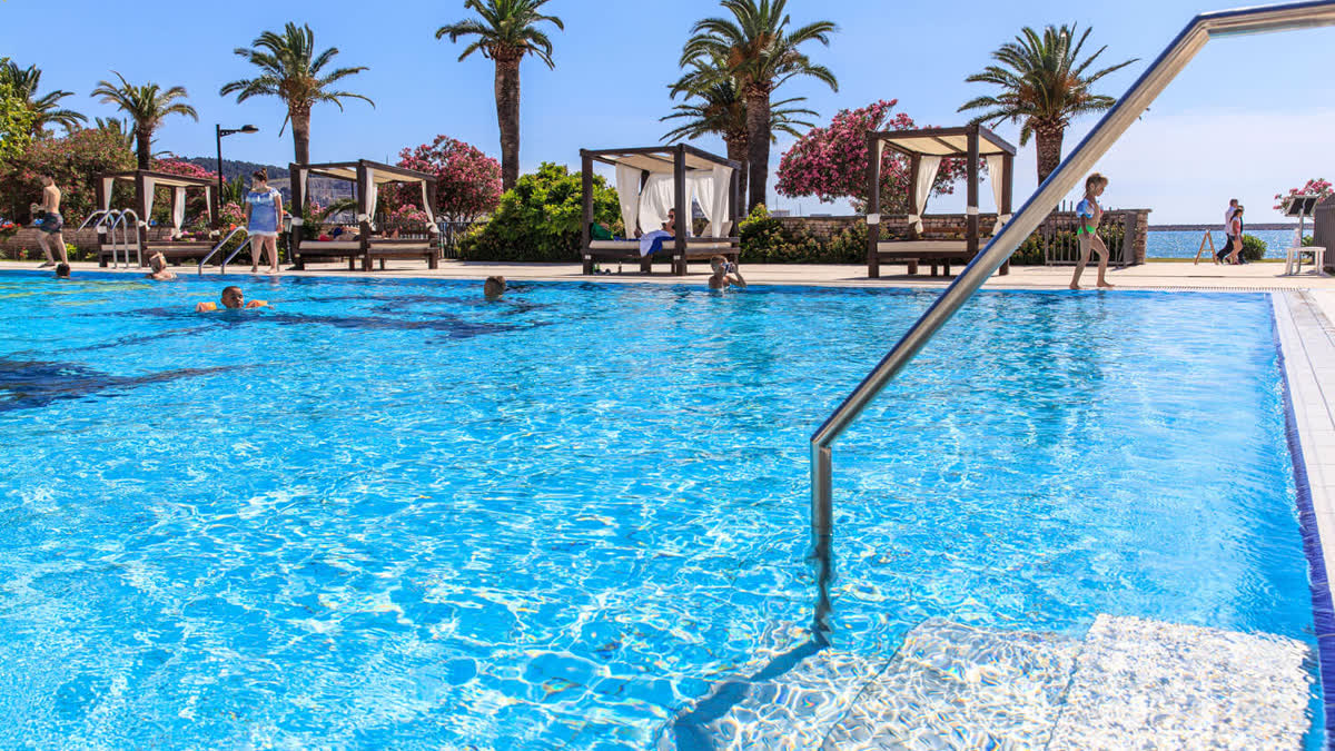 Pool des Hotels Princess unter Palmen